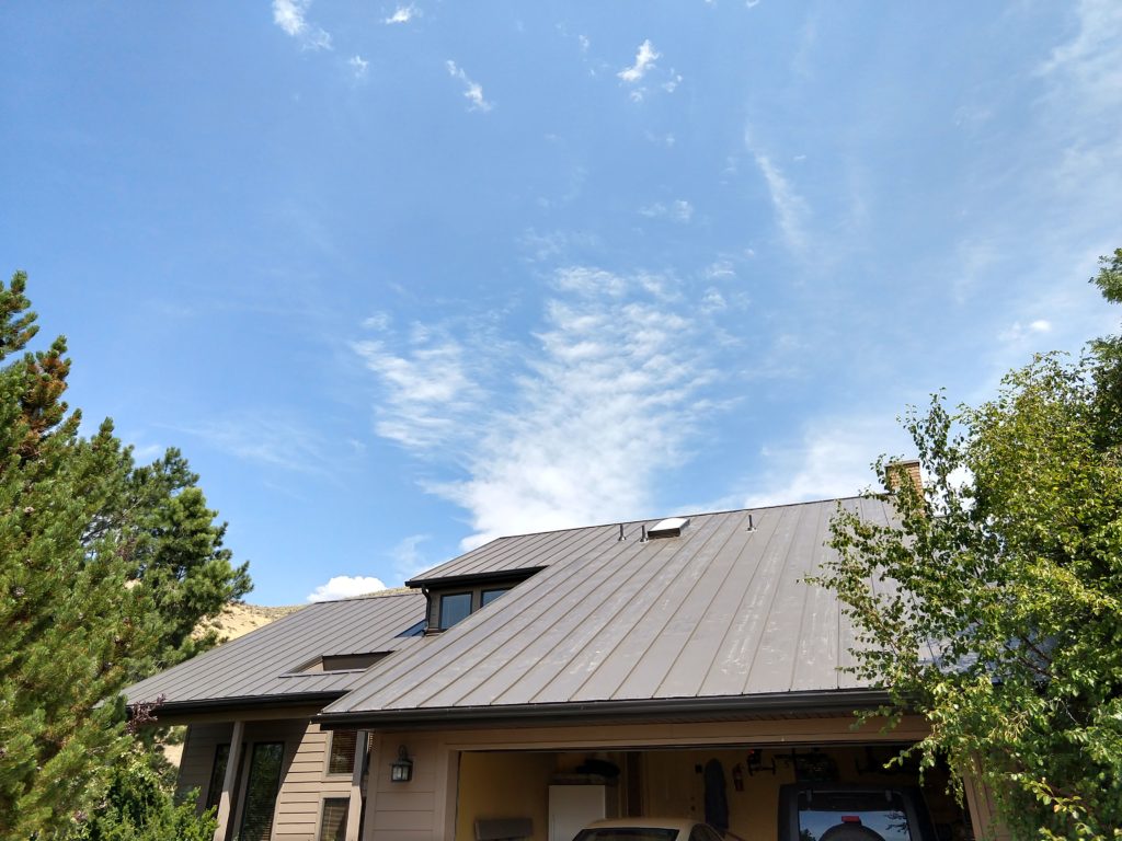 Are metal roofs hotter?